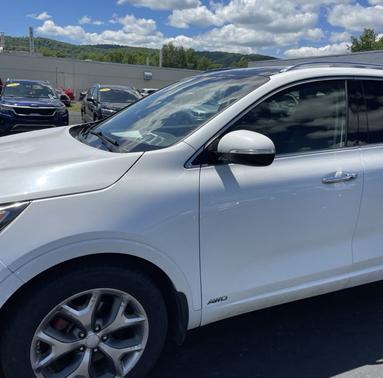 White 2016 Kia Sorento SX
