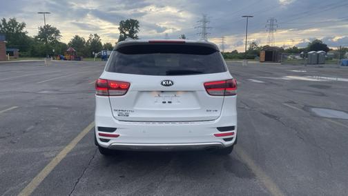 White 2016 Kia Sorento SX