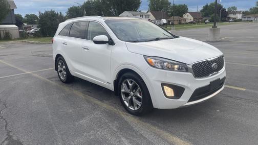White 2016 Kia Sorento SX