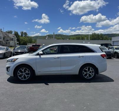White 2016 Kia Sorento SX