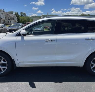 White 2016 Kia Sorento SX