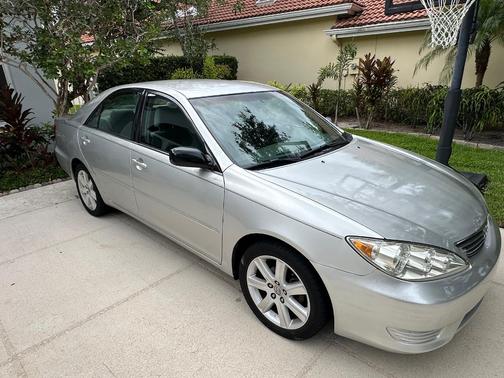 Gray 2005 Toyota Camry LE