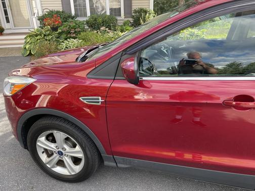 Red 2014 Ford Escape SE