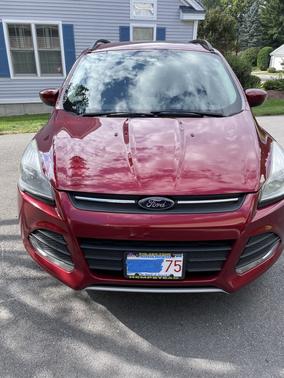 Red 2014 Ford Escape SE