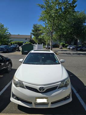 White 2013 Toyota Camry SE