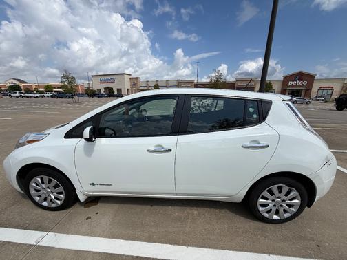 White 2015 Nissan Leaf S