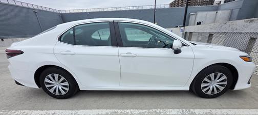 2022 Toyota Camry Hybrid LE