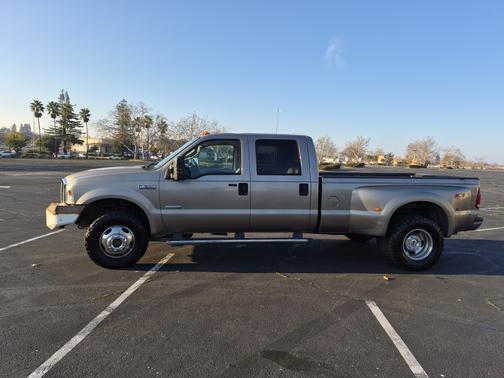 Gold 2006 Ford F-350 Lariat Crew Cab Super Duty