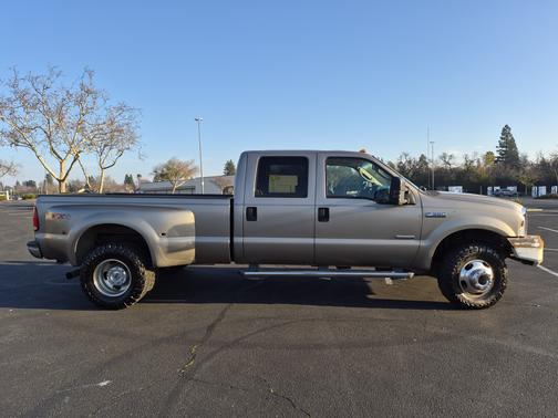 Gold 2006 Ford F-350 Lariat Crew Cab Super Duty