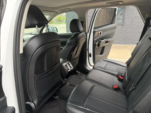 White 2023 Kia Sorento S
