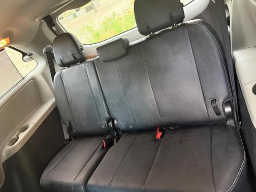 Silver 2015 Toyota Sienna SE Premium