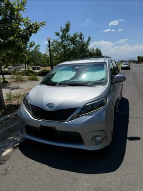 Silver 2015 Toyota Sienna SE Premium