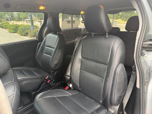 Silver 2015 Toyota Sienna SE Premium