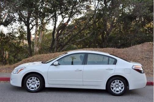 White 2010 Nissan Altima 2.5