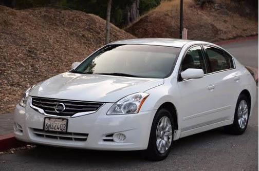 White 2010 Nissan Altima 2.5