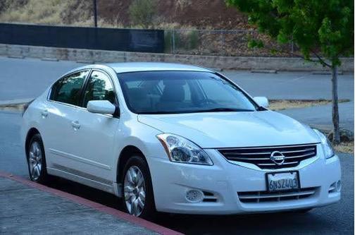 White 2010 Nissan Altima 2.5
