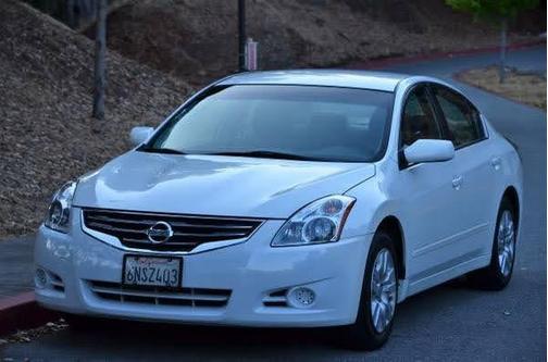 White 2010 Nissan Altima 2.5