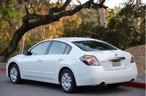 White 2010 Nissan Altima 2.5