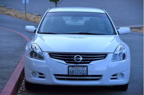 White 2010 Nissan Altima 2.5