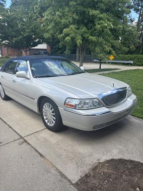 Beige 2004 Lincoln Town Car Base