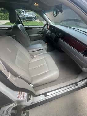 Beige 2004 Lincoln Town Car Base
