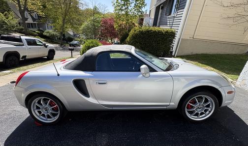 Silver 2000 Toyota MR2 Spyder