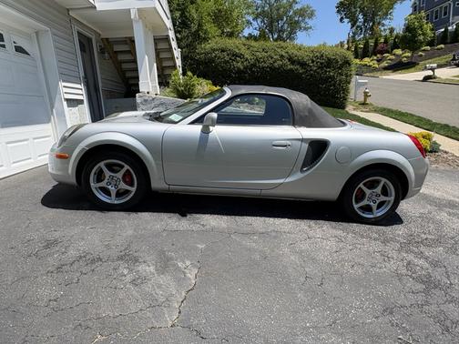 Silver 2000 Toyota MR2 Spyder