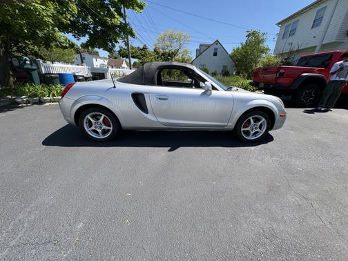 Silver 2000 Toyota MR2 Spyder