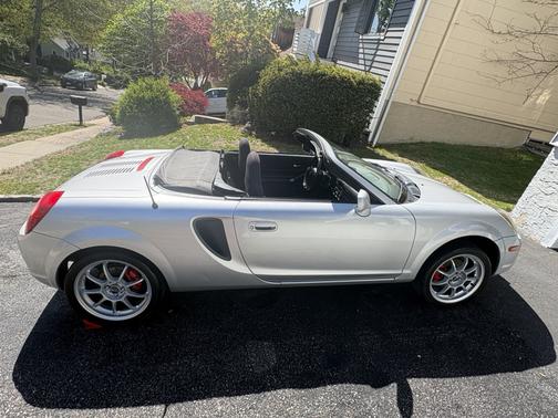 Silver 2000 Toyota MR2 Spyder