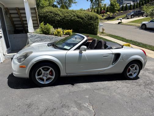 Silver 2000 Toyota MR2 Spyder