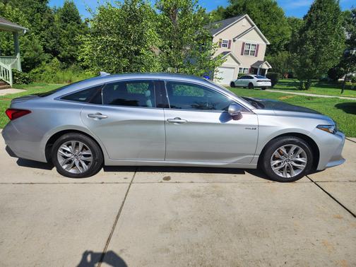 2019 Toyota Avalon Hybrid XLE
