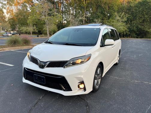 White 2018 Toyota Sienna SE Premium