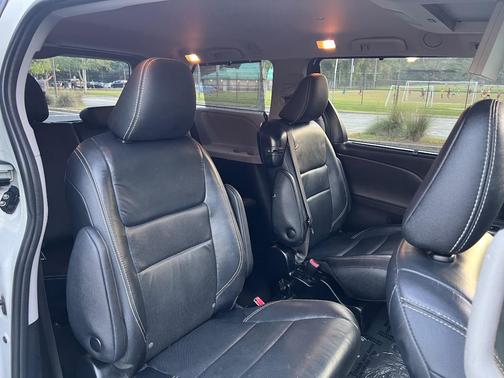 White 2018 Toyota Sienna SE Premium