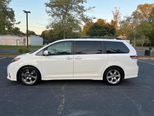 White 2018 Toyota Sienna SE Premium