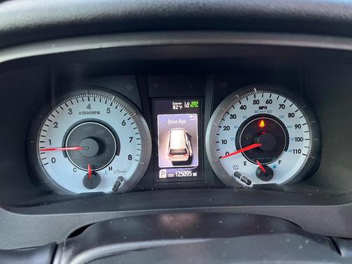 White 2018 Toyota Sienna SE Premium