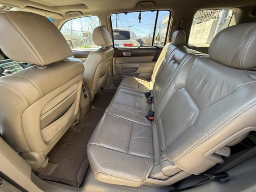 Beige 2009 Honda Pilot Touring