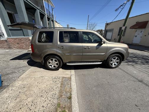 Beige 2009 Honda Pilot Touring