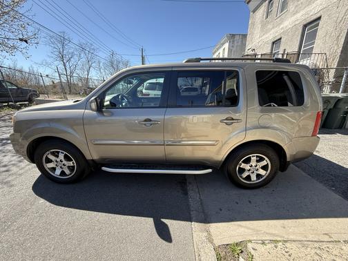 Beige 2009 Honda Pilot Touring