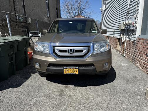 Beige 2009 Honda Pilot Touring
