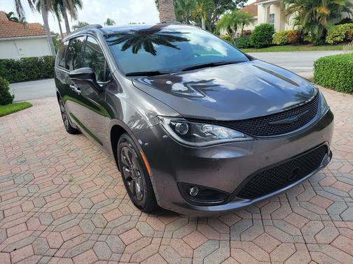 Gray 2020 Chrysler Pacifica Hybrid Limited