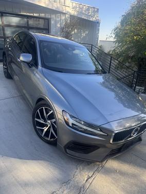Gray 2019 Volvo S60 T6 Momentum