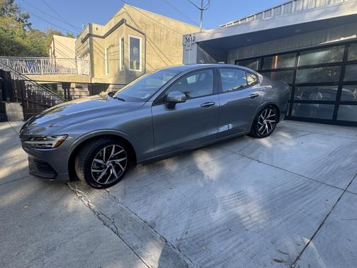 Gray 2019 Volvo S60 T6 Momentum