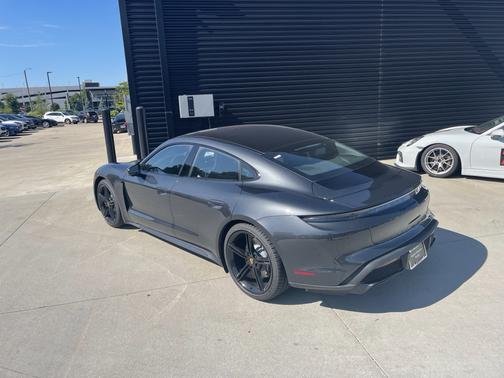 2022 Porsche Taycan Turbo