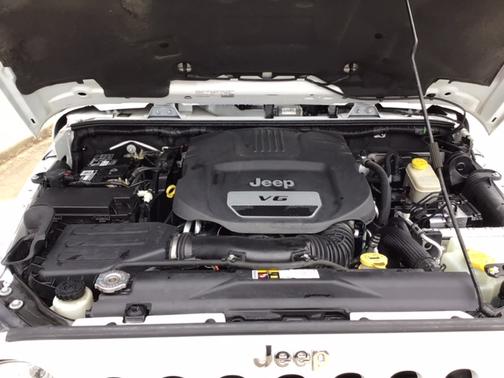Photo 5 of 11 of 2015 Jeep Wrangler Unlimited Sahara