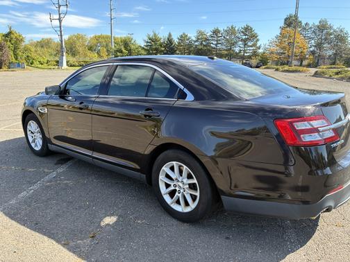 2013 Ford Taurus SE