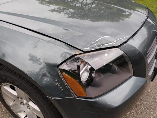 Green 2005 Dodge Magnum SE