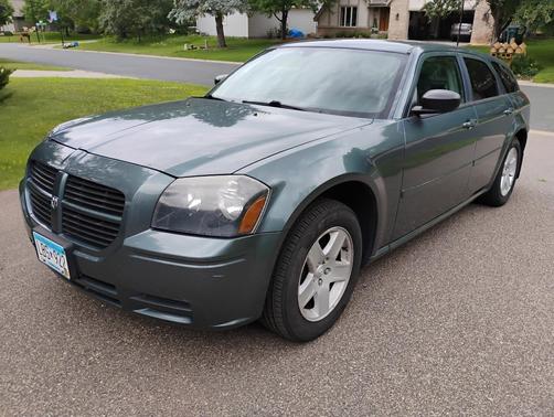 Green 2005 Dodge Magnum SE