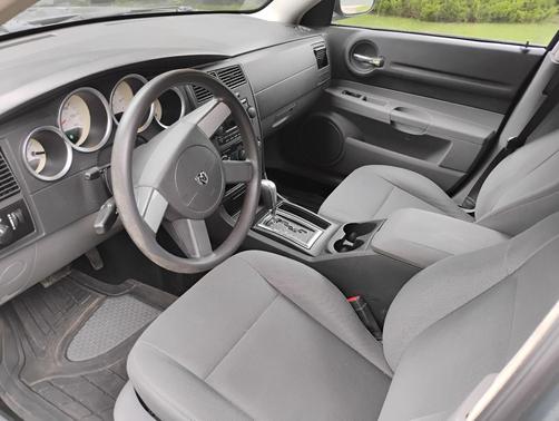Green 2005 Dodge Magnum SE