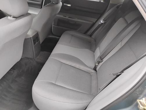 Green 2005 Dodge Magnum SE