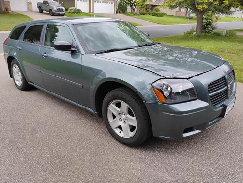 Green 2005 Dodge Magnum SE